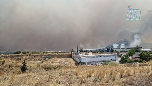 Φωτιά στον Ασπρόπυργο σε τρεις διαφορετικές εστίες – Ήχησε το 112, καίγεται αποθήκη χημικών