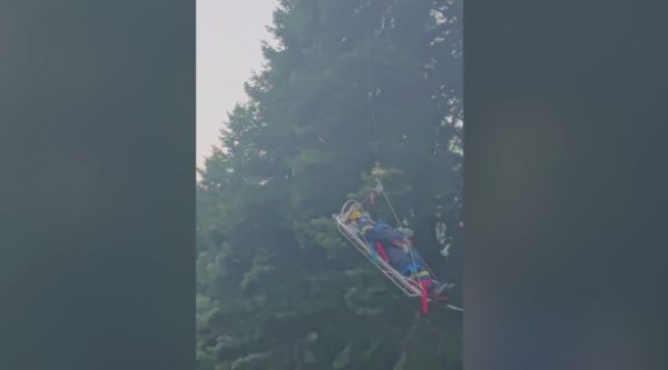 Η στιγμή που ελικόπτερο παραλαμβάνει τον πυροσβέστη που τραυματίστηκε στα Τρίκαλα