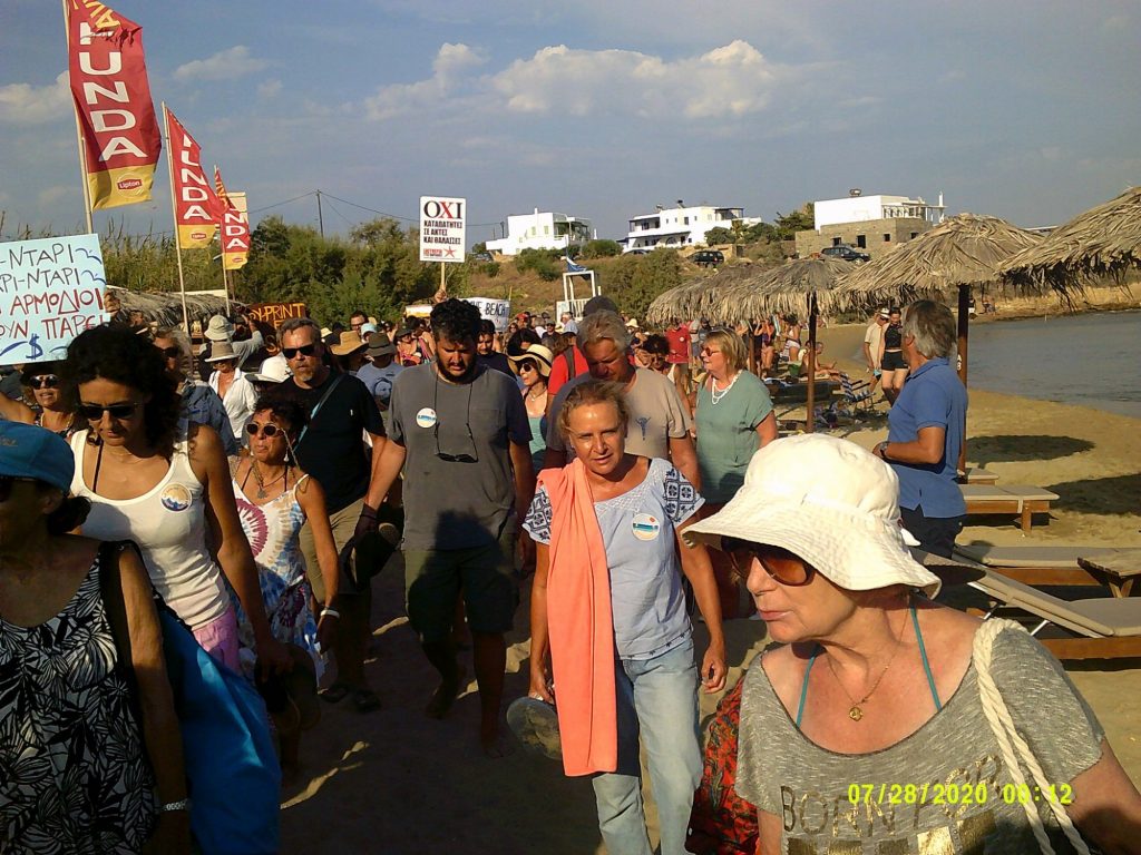 «Κίνημα της Πετσέτας»: Νέα κινητοποίηση στην Πούντα της Πάρου – «Η πρώτη παραλία που κακοποίησε τον τουρισμό»