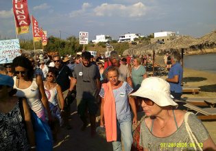 «Κίνημα της Πετσέτας»: Νέα κινητοποίηση στην Πούντα της Πάρου – «Η πρώτη παραλία που κακοποίησε τον τουρισμό»