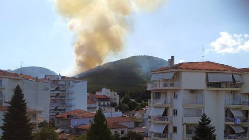 Φωτιά στην Τρίπολη: Ενισχύονται οι δυνάμεις – Μάχη για να μην ξεφύγει