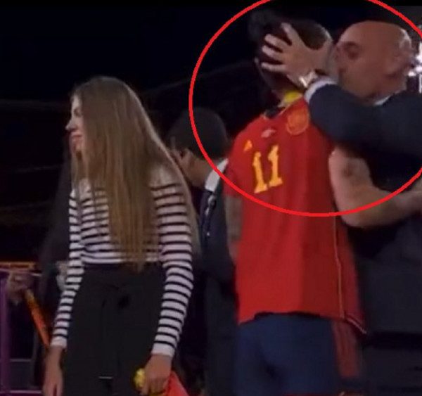 Ισπανία: Εισαγγελική έρευνα για το φιλί του Ρουμπιάλες στην Ερμόσο