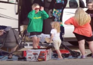 Τόρι Σπέλινγκ: Η ζωή στο τροχόσπιτο με τα 5 παιδιά, το διαζύγιο, η μούχλα, η κακή σχέση με τη μητέρα της