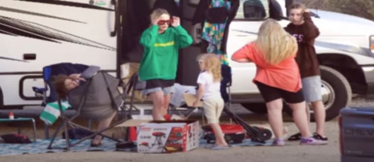 Τόρι Σπέλινγκ: Η ζωή στο τροχόσπιτο με τα 5 παιδιά, το διαζύγιο, η μούχλα, η κακή σχέση με τη μητέρα της