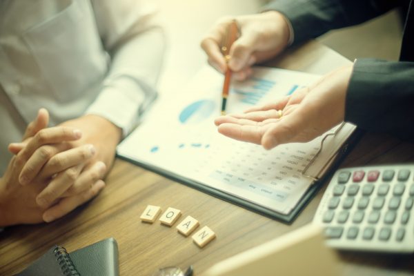 ΕΕΤ: Πώς καταγράφει τις εξελίξεις στα επιτόκια δανείων και καταθέσεων