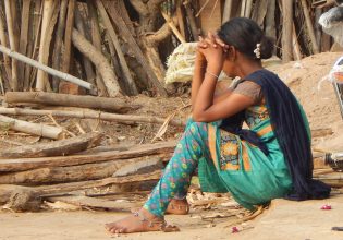 Ινδία: 16χρονη αναγκάστηκε να μείνει σε «καλύβα για την περίοδο» και πέθανε