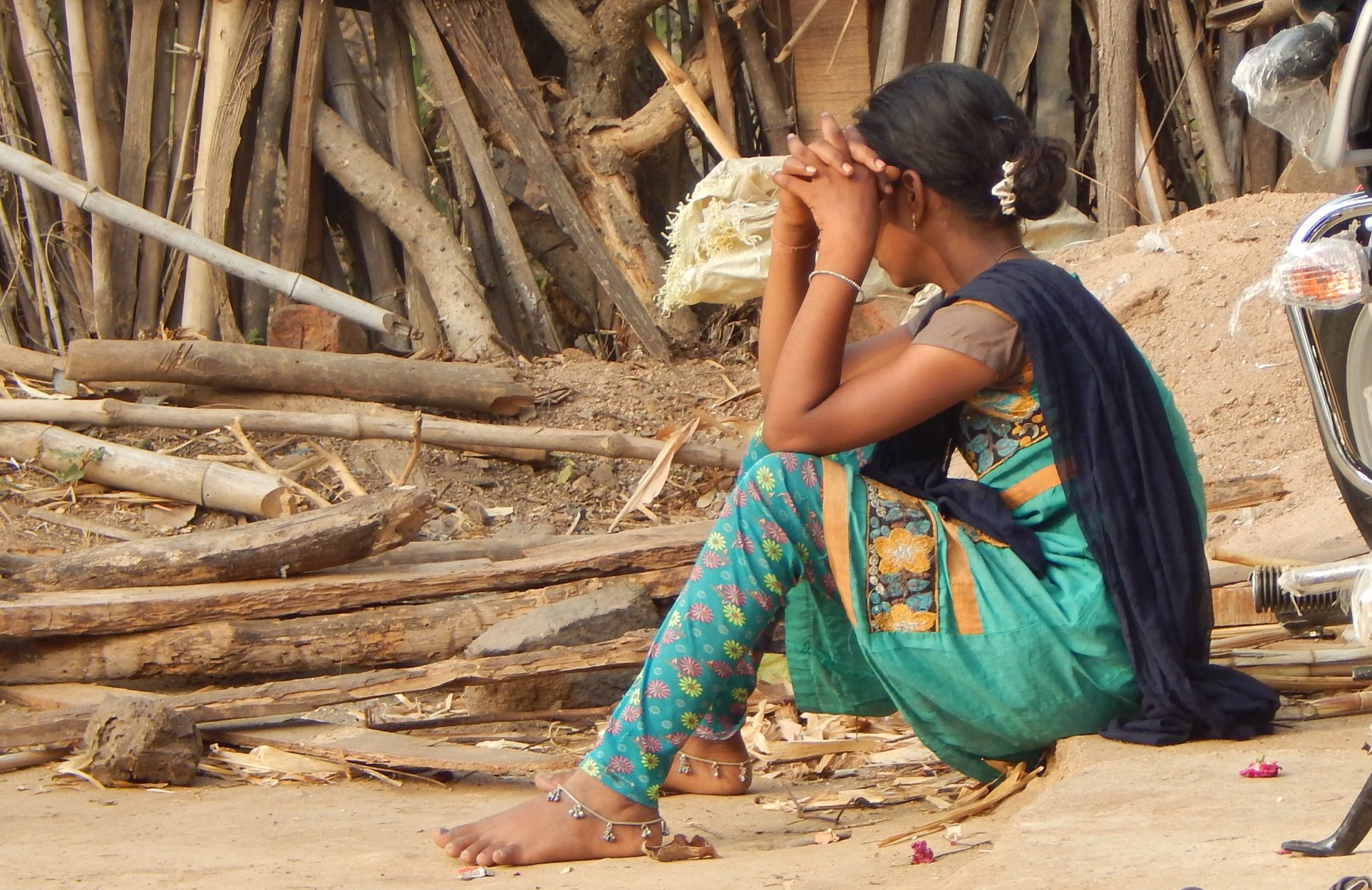 Ινδία: 16χρονη αναγκάστηκε να μείνει σε «καλύβα για την περίοδο» και πέθανε