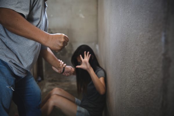 «Μου έκανε μεγάλη ζημιά, παραμορφώθηκα»: Συγκλονίζει η αστυνομικός που ξυλοκοπήθηκε από τον σύζυγο