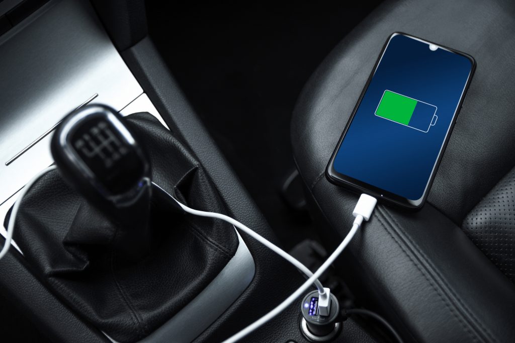 Γιατί είναι επικίνδυνο να φορτίζουμε το κινητό στο αυτοκίνητο;