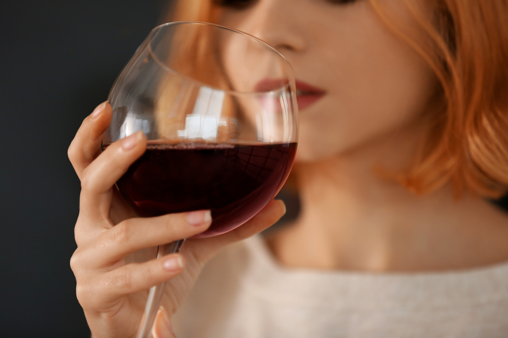 Οι γυναίκες πίνουν περισσότερο αλκοόλ και πεθαίνουν συχνότερα από αυτό – Νέα έρευνα