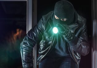 Ληστείες: Τι να κάνετε για να αποφύγετε τους διαρρήκτες την περίοδο των διακοπών