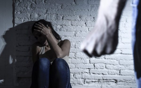 «Από θαύμα» σώθηκε η αστυνομικός στη Λάρισα – Αυτός είναι ο σύζυγος που την ξυλοκόπησε
