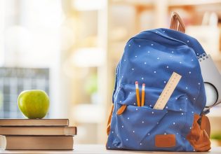 Σχολικές τσάντες πλάτης ή τρόλεϊ; Ποιες είναι πιο σωστές για την πλάτη