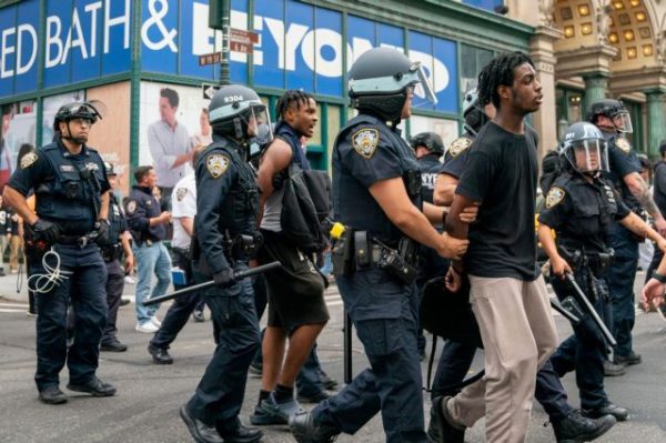 ΗΠΑ: Σκηνές χάους στο Μανχάταν για μια κονσόλα – Επεισόδια και ταραχές μετά από πρόσκληση γνωστού influencer