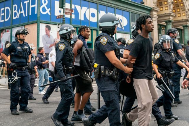 ΗΠΑ: Σκηνές χάους στο Μανχάταν για μια κονσόλα – Επεισόδια και ταραχές μετά από πρόσκληση γνωστού influencer