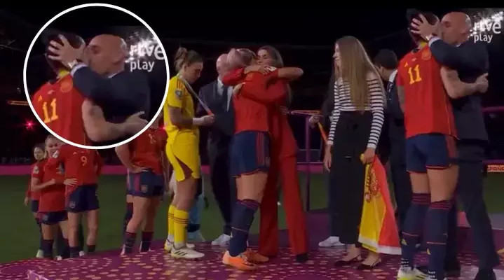 Σάλος στο γυναικείο ποδόσφαιρο: Πρόεδρος ομοσπονδίας φίλησε στο στόμα παίκτρια κατά την απονομή