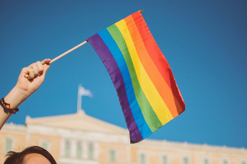 Ομοφοβική επίθεση σε υποψήφιο δημοτικό σύμβουλο επειδή έχει γκέι γιο – Η αποστομωτική απάντηση