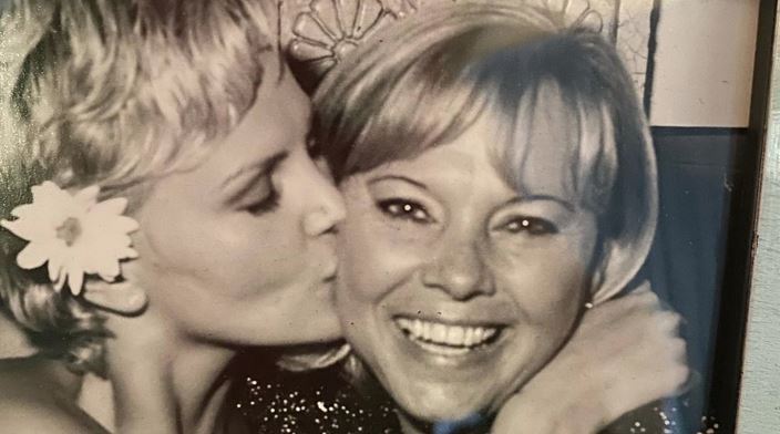 Πώς η μητέρα της Σαρλίζ Θερόν πυροβόλησε και σκότωσε τον πατέρα της σε αυτοάμυνα