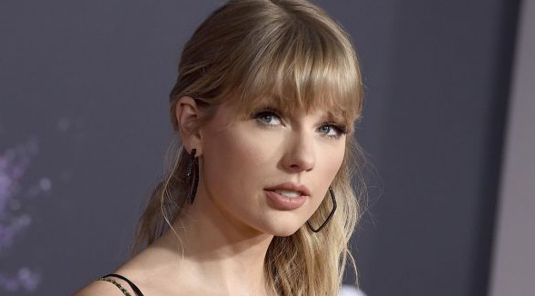 Τέιλορ Σουίφτ: Θαυμαστές της έκλεισαν τον δρόμο όταν συγκεντρώθηκαν έξω από το μπαρ που βρισκόταν