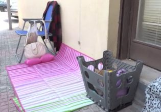 Νέες ταυτότητες: Καρέκλες και ταπεράκια στις ουρές των αστυνομικών τμημάτων