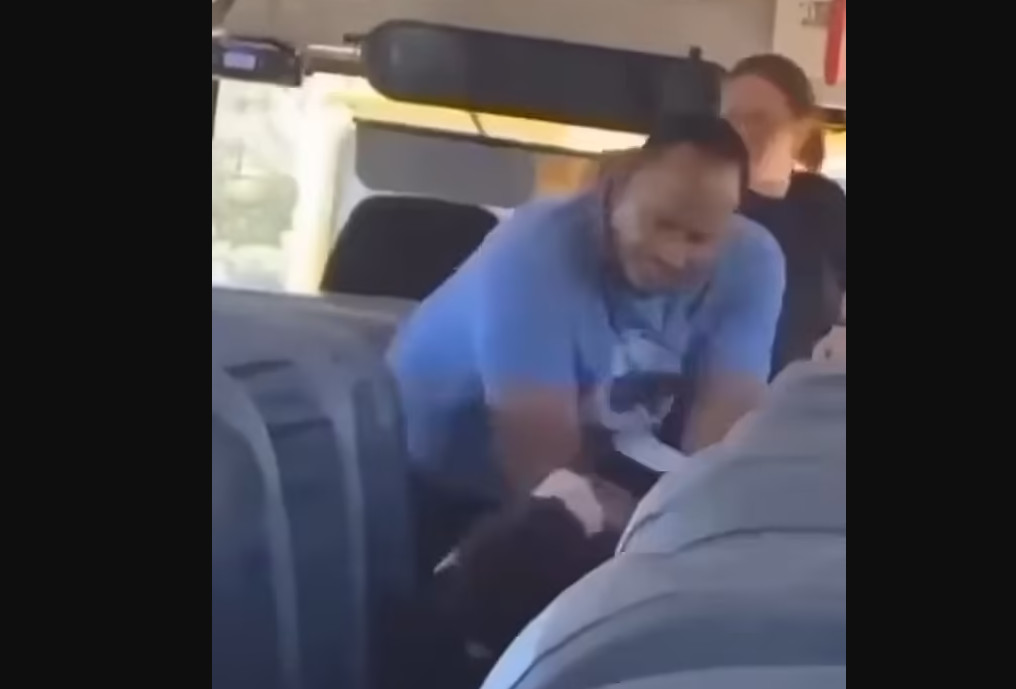 Τέξας: Σοκ με βίντεο που δείχνει συνοδό σχολικού λεωφορείου να χτυπά βάναυσα μαθητή
