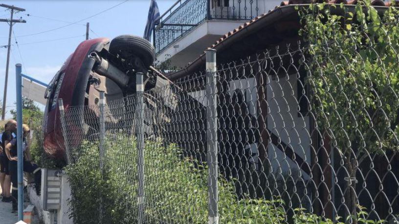 Αυτοκίνητο «προσγειώθηκε» σε αυλή σπιτιού στη Θεσσαλονίκη