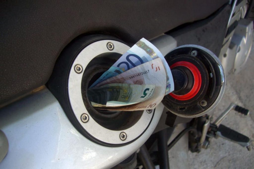 Καύσιμα: Η τιμή της βενζίνης τραβάει την ανηφόρα, παρά τα μέτρα – Με μισθούς Ελλάδας πληρώνουμε τιμές Δανίας