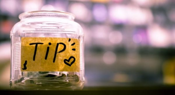 Η ιστορία του φιλοδωρήματος και οι… σφιχτοχέρηδες Βρετανοί