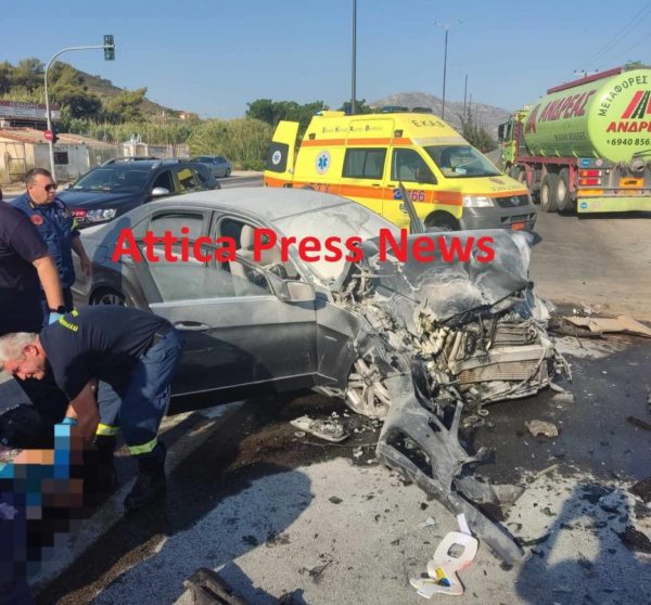 Αυτοκίνητο συγκρούστηκε με φορτηγό στη λεωφόρου Λαυρίου – 6 τραυματίες, σοκαριστικές εικόνες