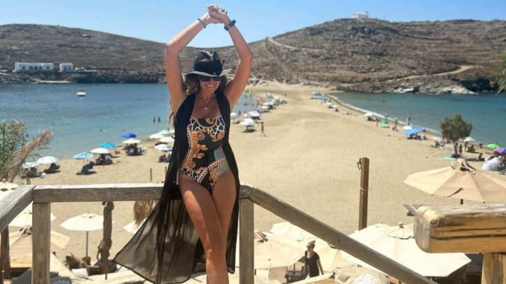 Βίκυ Κουλιανού: Ποζάρει με μαγιό στην Κύθνο και εντυπωσιάζει