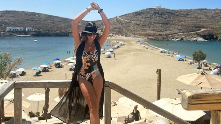 Βίκυ Κουλιανού: Ποζάρει με μαγιό στην Κύθνο και εντυπωσιάζει