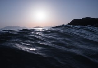 Ικαρία: Νέες μαρτυρίες για τον θάνατο του γιου του Οδυσσέα Σταμούλη – «Η μητέρα του το έβλεπε από ψηλά στη θάλασσα»