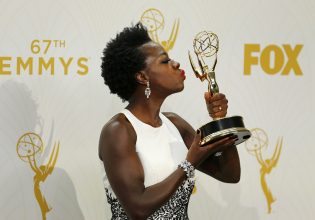 Βαϊόλα Ντέιβις: Στο ζενίθ της καριέρας της, έκλεισε τα 58, η εμβληματική ηθοποιός