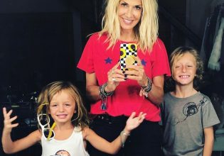 Άννα Βίσση: Τραγουδά με τους εγγονούς της στη σκηνή