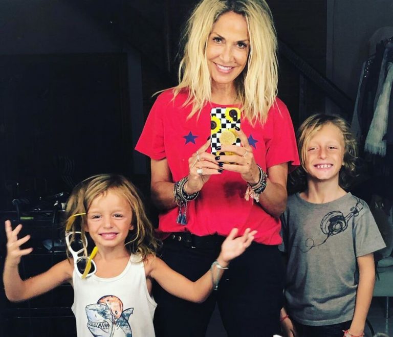 Άννα Βίσση: Τραγουδά με τους εγγονούς της στη σκηνή