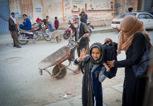 Οι γυναίκες στο Αφγανιστάν παίζουν τη ζωή τους κορώνα – γράμματα για μια ευκαιρία στην εκπαίδευση
