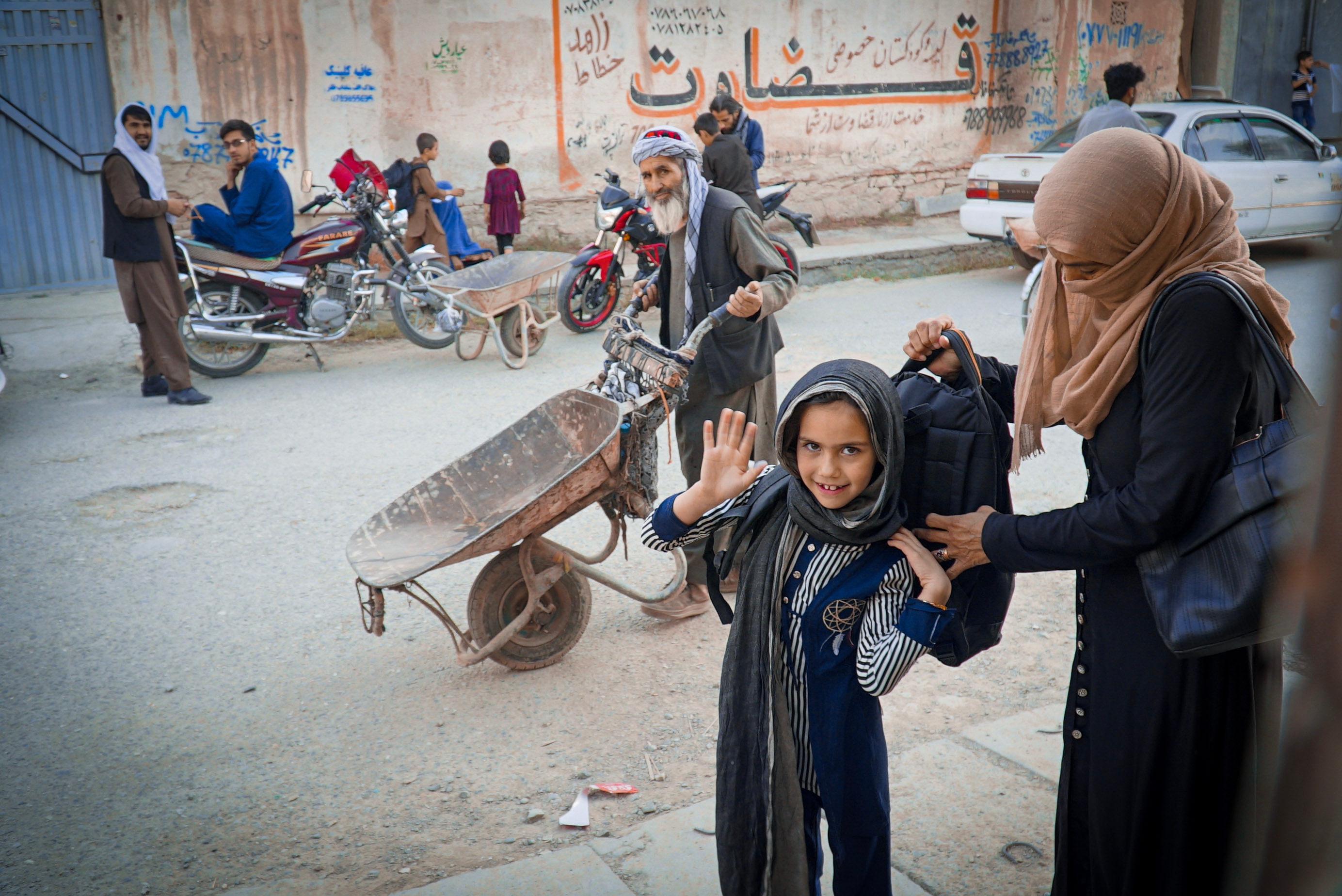 Οι γυναίκες στο Αφγανιστάν παίζουν τη ζωή τους κορώνα - γράμματα για μια ευκαιρία στην εκπαίδευση