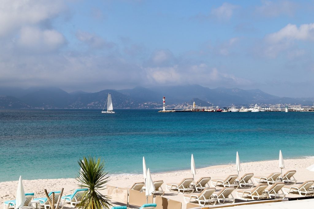 Daily Mail: Οι παραλίες από «χρυσάφι» της Ευρώπης – Έως και 685 ευρώ για μια θέση δίπλα στο κύμα