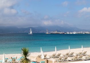 Daily Mail: Οι παραλίες από «χρυσάφι» της Ευρώπης – Έως και 685 ευρώ για μια θέση δίπλα στο κύμα