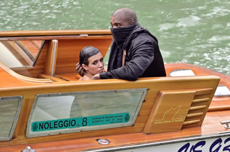 Ασυγκράτητοι Κάνιε Γουέστ και Μπιάνκα Σένσορι  – Η περίεργη στάση της που σκανδάλισε τους Ιταλούς