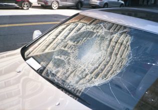 Δύο σοβαρά τροχαία στην Ποσειδώνος: Αυτοκίνητο πέρασε στο αντίθετο ρεύμα και χτύπησε γυναίκα