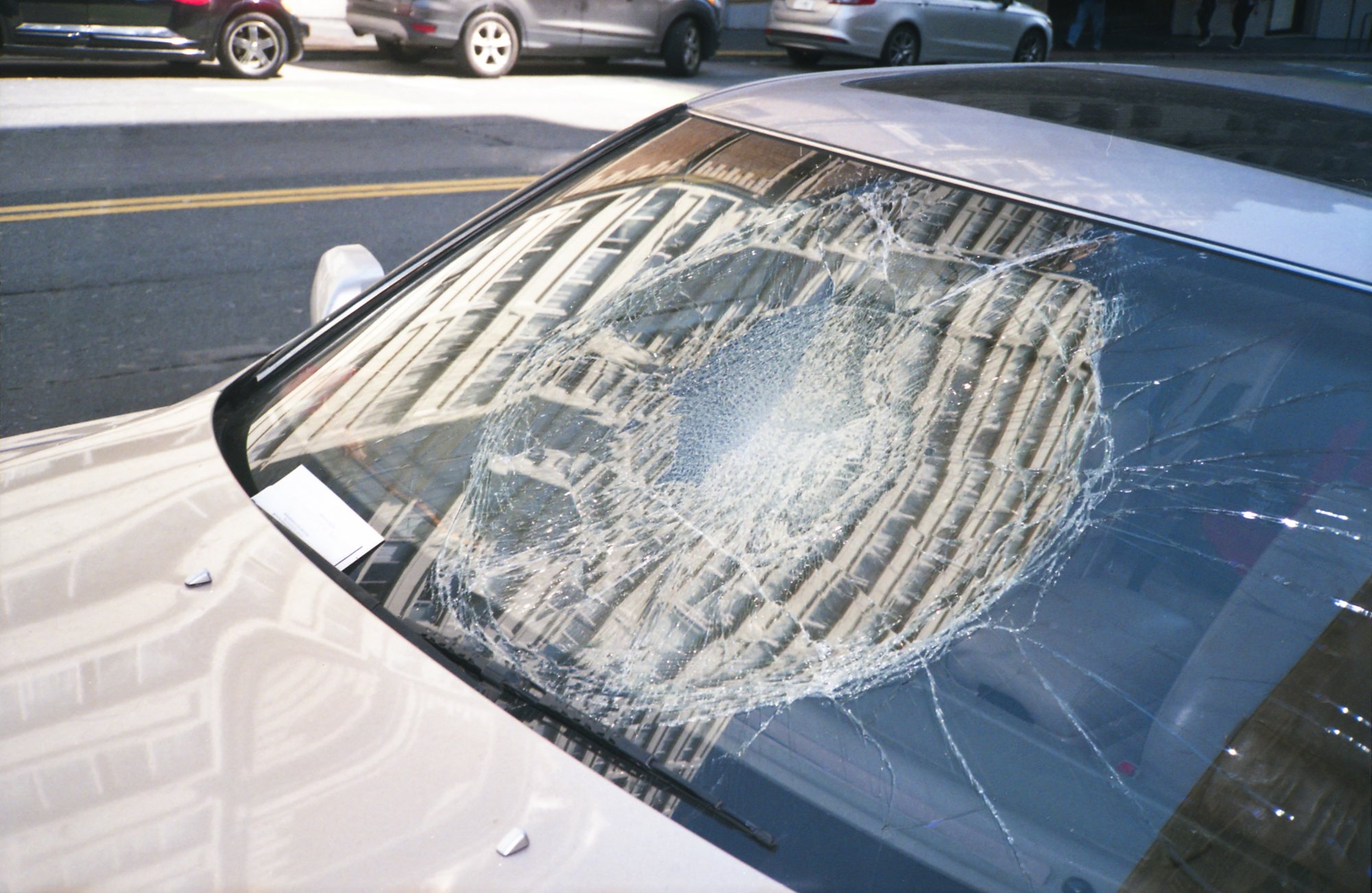 Δύο σοβαρά τροχαία στην Ποσειδώνος: Αυτοκίνητο πέρασε στο αντίθετο ρεύμα και χτύπησε γυναίκα