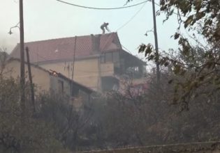 Φωτιά στη Φυλή: Ανέβηκε στα κεραμίδια με μάνικα για να σώσει το σπίτι του