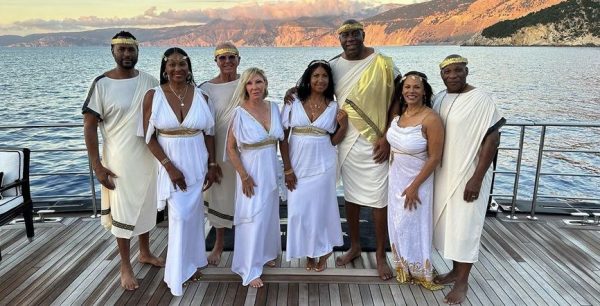 Ο Μάτζικ Τζόνσον διαφημίζει μια Ελλάδα που δεν υπάρχει –και αυτό είναι αστείο