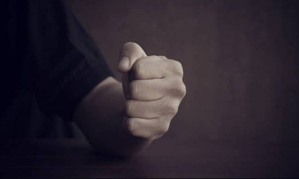 Απίστευτη Καταγγελία: Σεκιούριτι ξενοδοχείου ξυλοκόπησε ξεναγό που ήθελε να κάνει μπάνιο στην θάλασσα