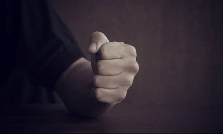 Απίστευτη Καταγγελία: Σεκιούριτι ξενοδοχείου ξυλοκόπησε ξεναγό που ήθελε να κάνει μπάνιο στην θάλασσα