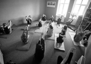 Ουκρανία: Θέλει και ο πόλεμος τη γιόγκα και το μανικιούρ του…