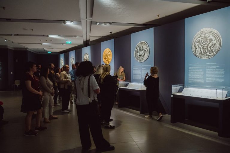 Ισχυρό πολιτιστικό και κοινωνικό αποτύπωμα της Έκθεσης της Νομισματικής Συλλογής «Η ΑΛΛΗ ΟΨΗ ΤΟΥ ΝΟΜΙΣΜΑΤΟΣ»