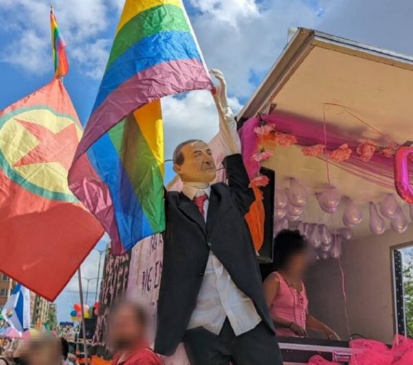 Σουηδία: Ομοίωμα του Ερντογάν με σημαία των ΛΟΑΤΚΙ – Νέος κύκλος αντιπαράθεσης με την Τουρκία