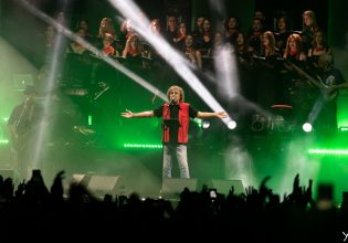 Ο Βασίλης Παπακωνσταντίνου ολοκληρώνει τη μεγάλη γιορτή για 50 χρόνια στο ελληνικό τραγούδι στην Πετρούπολη